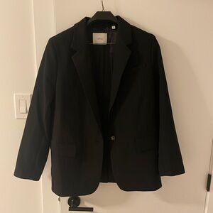 Never worn aritzia blazer.